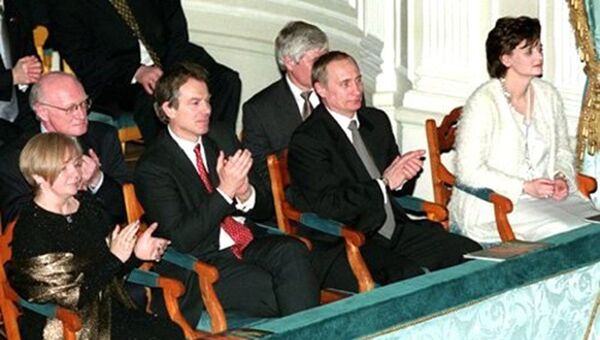 Владимир Путин и Энтони Блэр на премьере оперы Война и мир в Мариинском театре в Санкт-Петербурге Владимир Путин и Энтони Блэр на премьере оперы Война и мир в Мариинском театре в Санкт-Петербурге