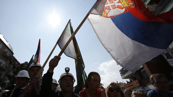 Сербы Косово с флагом Сербии во время митинга Сербы Косово с флагом Сербии во время митинга