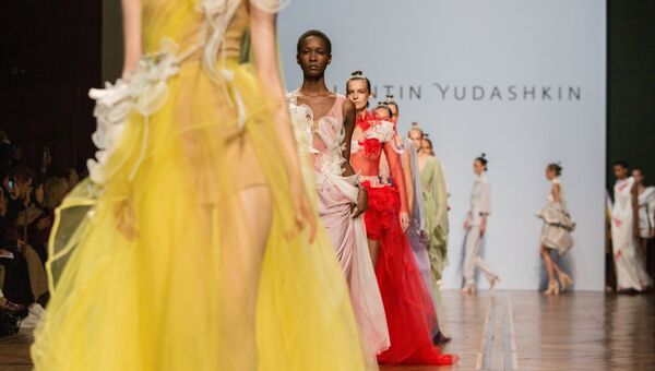 Модели демонстрируют одежду из новой коллекции весна-лето 2019 года модельера Валентина Юдашкина на Неделе моды в Париже Модели демонстрируют одежду из новой коллекции весна-лето 2019 года модельера Валентина Юдашкина на Неделе моды в Париже
