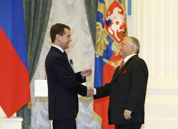 2 ноября 2009 г. Президент РФ Дмитрий Медведев награждает орденом За заслуги перед Отечеством IV степени артиста Московского театра миниатюр Романа Карцева (Каца) 2 ноября 2009 г. Президент РФ Дмитрий Медведев награждает орденом За заслуги перед Отечеством IV степени артиста Московского театра миниатюр Романа Карцева (Каца)