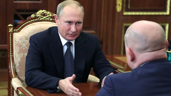 Владимир Путин и ВРИО главы Республики Хакасия Михаил Развожаев во время встречи. 3 октября 2018 Владимир Путин и ВРИО главы Республики Хакасия Михаил Развожаев во время встречи. 3 октября 2018
