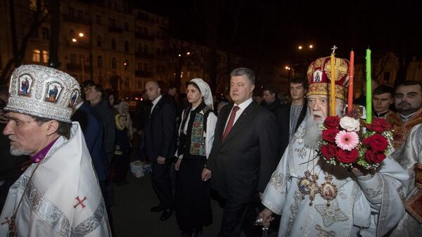 Президент Украины Петр Порошенко с женой на пасхальной службе во Владимирском соборе Киева. 8 апреля 2018 года Президент Украины Петр Порошенко с женой на пасхальной службе во Владимирском соборе Киева. 8 апреля 2018 года