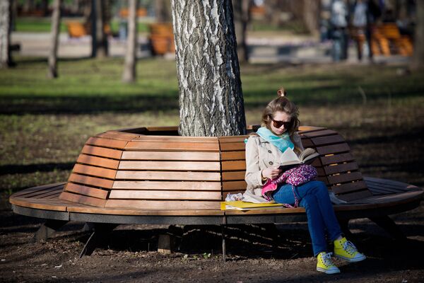 Девушка читает книгу в Центральном парке культуры и отдыха им. Горького Девушка читает книгу в Центральном парке культуры и отдыха им. Горького