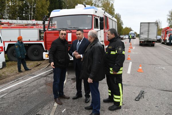 Губернатор Тверской области Игорь Руденя на месте ДТП возле села Некрасово Калининского района. 5 октября 2018 Губернатор Тверской области Игорь Руденя на месте ДТП возле села Некрасово Калининского района. 5 октября 2018