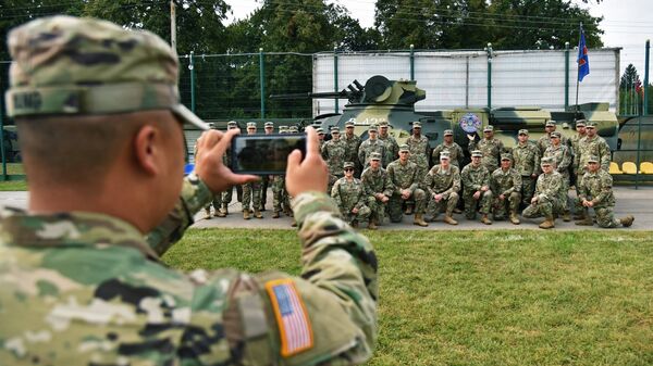 Военнослужащие армии США фотографируются у украинского бронетранспортёра БТР-3 на открытии многонациональных учений Rapid Trident-2018 на Яворовском полигоне во Львовской области Военнослужащие армии США фотографируются у украинского бронетранспортёра БТР-3 на открытии многонациональных учений Rapid Trident-2018 на Яворовском полигоне во Львовской области
