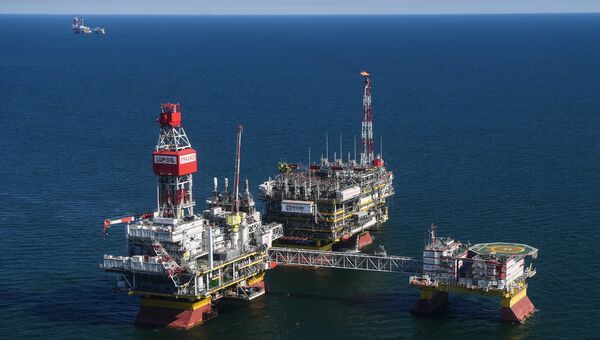 Стационарная платформа компании Лукойл на нефтегазоконденсатном месторождении имени Владимира Филановского в северной части акватории Каспийского моря Стационарная платформа компании Лукойл на нефтегазоконденсатном месторождении имени Владимира Филановского в северной части акватории Каспийского моря
