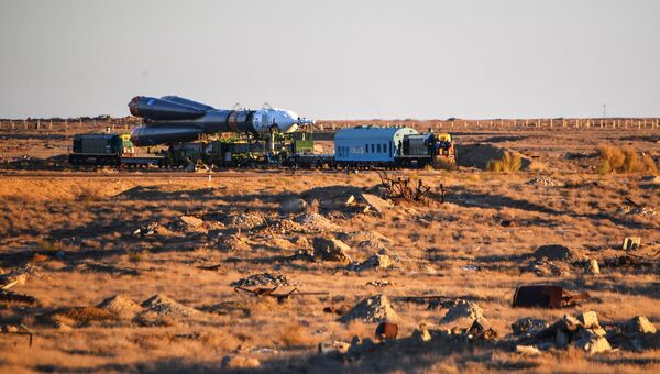 Вывоз ракеты-носителя Союз-ФГ с пилотируемым кораблем Союз МС-10 на стартовый стол первой Гагаринской стартовой площадки космодрома Байконур Вывоз ракеты-носителя Союз-ФГ с пилотируемым кораблем Союз МС-10 на стартовый стол первой Гагаринской стартовой площадки космодрома Байконур