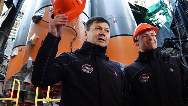 Члены дублирующего экипажа российский космонавт Олег Кононенко и канадский астронавт Давид Сен-Жак во время установки ракеты-носителя Союз-ФГ с пилотируемым кораблем Союз МС-10 на стартовый стол первой Гагаринской стартовой площадки космодрома Байконур Члены дублирующего экипажа российский космонавт Олег Кононенко и канадский астронавт Давид Сен-Жак во время установки ракеты-носителя Союз-ФГ с пилотируемым кораблем Союз МС-10 на стартовый стол первой Гагаринской стартовой площадки космодрома Байконур