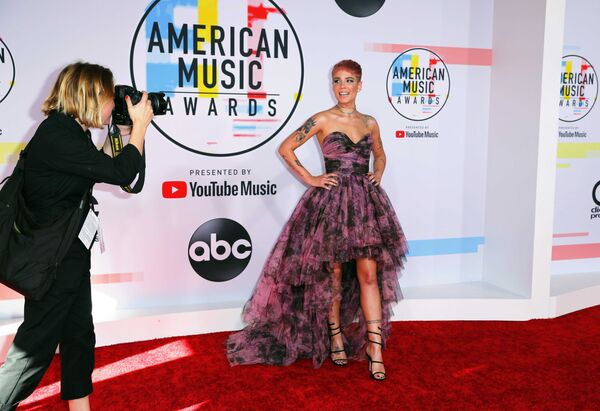 Холзи на церемонии награждения American Music Awards в Лос-Анджелесе Холзи на церемонии награждения American Music Awards в Лос-Анджелесе