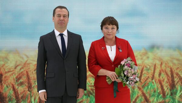 Председатель правительства РФ Дмитрий Медведев и главный зоотехник сельскохозяйственного кооператива Верный (Вологодская область) Зоя Ворошилова. 10 октября 2018 Председатель правительства РФ Дмитрий Медведев и главный зоотехник сельскохозяйственного кооператива Верный (Вологодская область) Зоя Ворошилова. 10 октября 2018