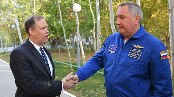 Генеральный директор ГК Роскосмос Дмитрий Рогозин и глава NASA Джим Брайденстайн во время встречи на космодроме Байконур перед стартом экипажа МКС-57/58. 10 октября 2018 Генеральный директор ГК Роскосмос Дмитрий Рогозин и глава NASA Джим Брайденстайн во время встречи на космодроме Байконур перед стартом экипажа МКС-57/58. 10 октября 2018
