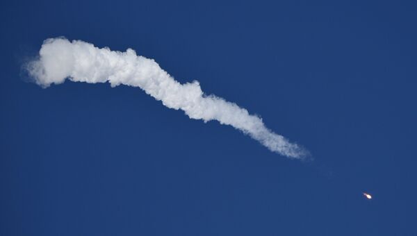 Ракета-носитель Союз-ФГ с пилотируемым кораблем Союз МС-10 после старта. 11 октября 2018 Ракета-носитель Союз-ФГ с пилотируемым кораблем Союз МС-10 после старта. 11 октября 2018