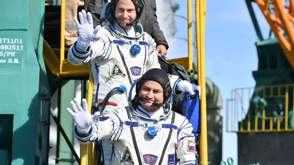 Астронавт NASA Ник Хейг и космонавт Роскосмоса Алексей Овчинин перед стартом ракеты-носителя Союз-ФГ с пилотируемым кораблем Союз МС-10 Астронавт NASA Ник Хейг и космонавт Роскосмоса Алексей Овчинин перед стартом ракеты-носителя Союз-ФГ с пилотируемым кораблем Союз МС-10