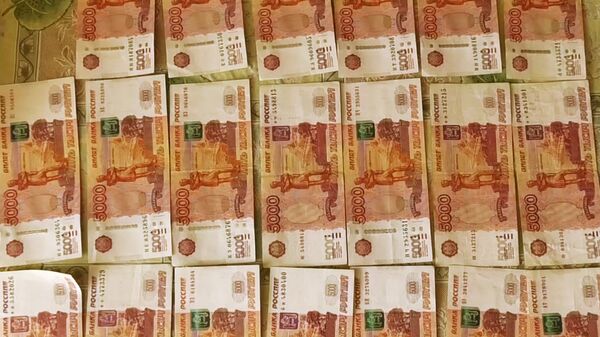 Денежные купюры по 5000 рублей, найденные сотрудниками ФСБ РФ в Татарстане при задержании преступников террористической организации Хизб ут-Тахрир (запрещена в РФ) Денежные купюры по 5000 рублей, найденные сотрудниками ФСБ РФ в Татарстане при задержании преступников террористической организации Хизб ут-Тахрир (запрещена в РФ)