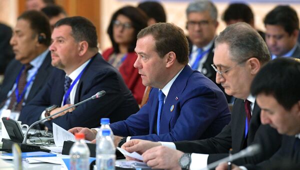 Дмитрий Медведев на заседании Совета глав правительств государств-членов ШОС в Душанбе. 12 октября 2018 Дмитрий Медведев на заседании Совета глав правительств государств-членов ШОС в Душанбе. 12 октября 2018