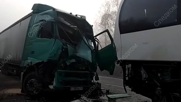 Последствия ДТП с участием автобуса и грузовика под Тверью Последствия ДТП с участием автобуса и грузовика под Тверью
