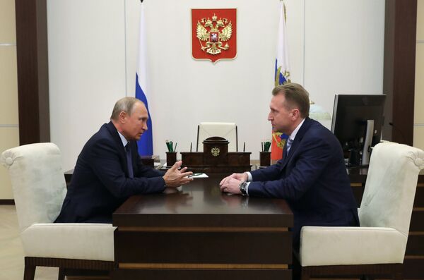 Президент РФ Владимир Путин и председатель Внешэкономбанка Игорь Шувалов во время встречи. 15 октября 2018 Президент РФ Владимир Путин и председатель Внешэкономбанка Игорь Шувалов во время встречи. 15 октября 2018