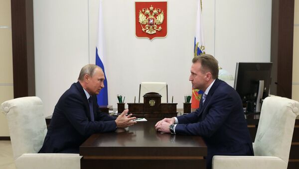 Президент РФ Владимир Путин и председатель Внешэкономбанка Игорь Шувалов во время встречи. 15 октября 2018 Президент РФ Владимир Путин и председатель Внешэкономбанка Игорь Шувалов во время встречи. 15 октября 2018