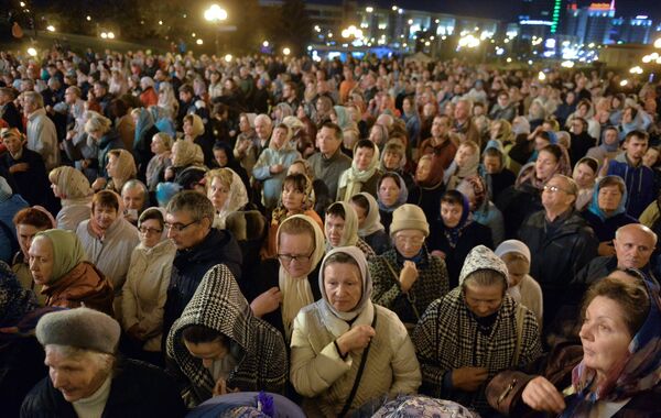 Верующие у Свято-Духового кафедрального собора в Минске, где проводит богослужение патриарх Московский и всея Руси Кирилл Верующие у Свято-Духового кафедрального собора в Минске, где проводит богослужение патриарх Московский и всея Руси Кирилл