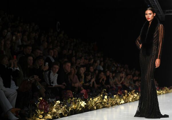 Модель демонстрирует коллекцию одежды Speranza Couture by Nadezda Yusupova в центральном выставочном зале Манеж в рамках Mercedes-Benz Fashion Week Russia Модель демонстрирует коллекцию одежды Speranza Couture by Nadezda Yusupova в центральном выставочном зале Манеж в рамках Mercedes-Benz Fashion Week Russia