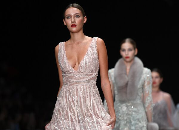 Модели демонстрируют коллекцию одежды Speranza Couture by Nadezda Yusupova в центральном выставочном зале Манеж в рамках Mercedes-Benz Fashion Week Russia Модели демонстрируют коллекцию одежды Speranza Couture by Nadezda Yusupova в центральном выставочном зале Манеж в рамках Mercedes-Benz Fashion Week Russia