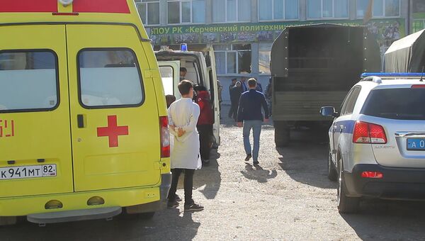 У Политехнического колледжа в Керчи, в котором произошел взрыв У Политехнического колледжа в Керчи, в котором произошел взрыв