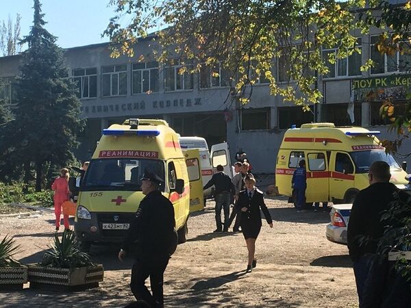 У Политехнического колледжа в Керчи, в котором произошел взрыв У Политехнического колледжа в Керчи, в котором произошел взрыв
