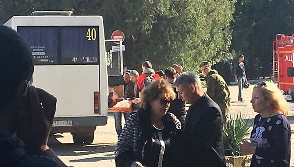 У Политехнического колледжа в Керчи, в котором произошел взрыв У Политехнического колледжа в Керчи, в котором произошел взрыв