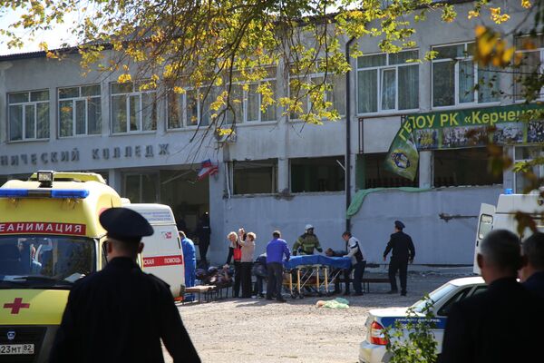 У Политехнического колледжа в Керчи, в котором произошел взрыв У Политехнического колледжа в Керчи, в котором произошел взрыв