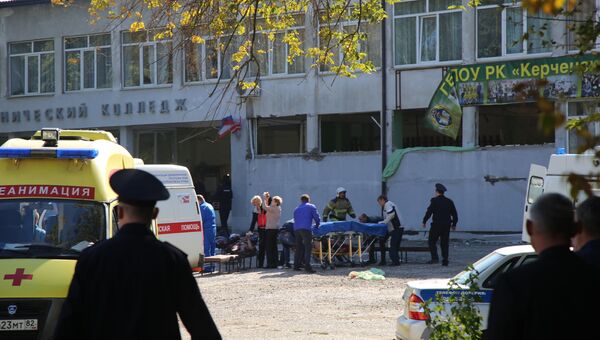 У Политехнического колледжа в Керчи, в котором произошел взрыв У Политехнического колледжа в Керчи, в котором произошел взрыв