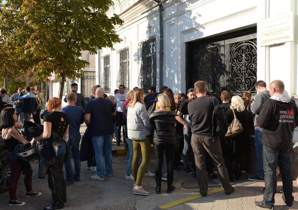 Люди в очереди у центра переливания крови для её сдачи для пострадавших при взрыве в Керченском политехническом колледже Люди в очереди у центра переливания крови для её сдачи для пострадавших при взрыве в Керченском политехническом колледже