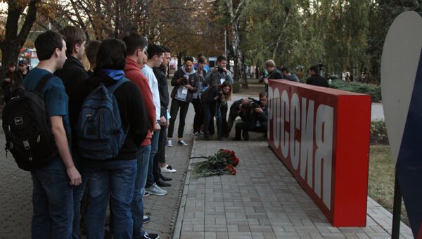 Цветы возле стелы Россия в сквере Первомайский в Донецке в знак траура по погибшим при взрыве в колледже в Керчи Цветы возле стелы Россия в сквере Первомайский в Донецке в знак траура по погибшим при взрыве в колледже в Керчи