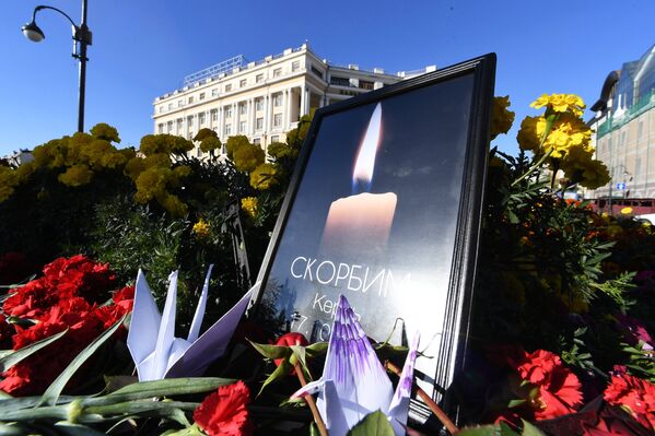 Цветы у народного мемориала во Владивостоке в память о погибших в Керченском политехническом колледже, в котором произошли взрыв и стрельба Цветы у народного мемориала во Владивостоке в память о погибших в Керченском политехническом колледже, в котором произошли взрыв и стрельба