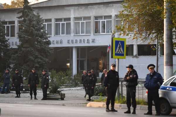 Сотрудники правоохранительных органов у здания политехнического колледжа в Керчи Сотрудники правоохранительных органов у здания политехнического колледжа в Керчи