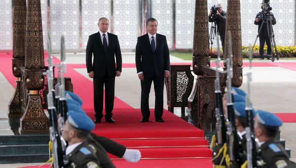 Президент РФ Владимир Путин и президент Узбекистана Шавкат Мирзиеев на церемонии официальной встречи в Ташкенте Президент РФ Владимир Путин и президент Узбекистана Шавкат Мирзиеев на церемонии официальной встречи в Ташкенте