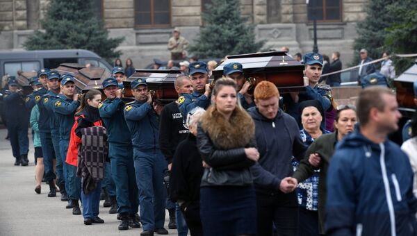 Церемония прощания с погибшими в результате трагедии в Керчи Церемония прощания с погибшими в результате трагедии в Керчи