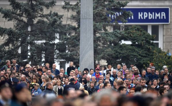 Жители на площади Ленина в Керчи, где проходит церемония прощания с погибшими при нападении на Керченский политехнический колледж Жители на площади Ленина в Керчи, где проходит церемония прощания с погибшими при нападении на Керченский политехнический колледж