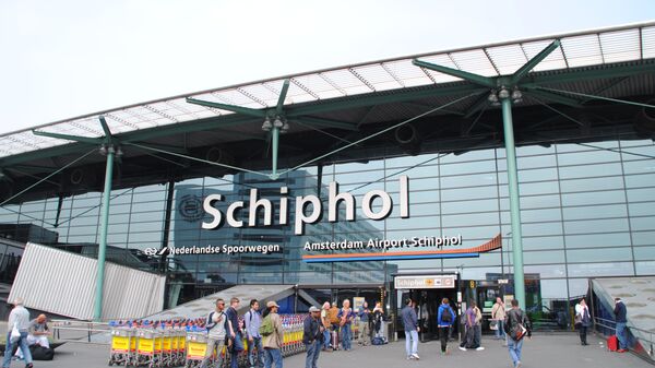 Пассажиры и экипаж покинули захваченный самолет в аэропорту Амстердама