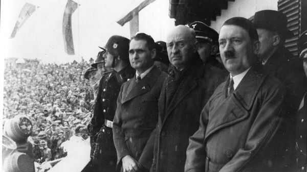 Рудольф Гесс, Анри де Байе-Латур и Адольф Гитлер на церемонии открытия зимних Олимпийских игр 1936 года Рудольф Гесс, Анри де Байе-Латур и Адольф Гитлер на церемонии открытия зимних Олимпийских игр 1936 года