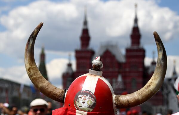 Датские туристы на Красной площади в Москве Датские туристы на Красной площади в Москве