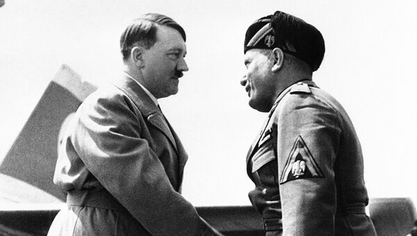 Адольф Гитлер и Бенито Муссолини. 1934 год Адольф Гитлер и Бенито Муссолини. 1934 год