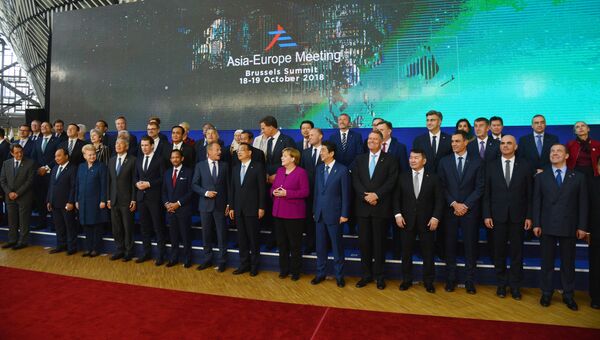 Председатель правительства РФ Дмитрий Медведев на церемонии фотографирования глав делегаций стран-участниц 12-го саммита Европа – Азия (АСЕМ) в Брюсселе Председатель правительства РФ Дмитрий Медведев на церемонии фотографирования глав делегаций стран-участниц 12-го саммита Европа – Азия (АСЕМ) в Брюсселе