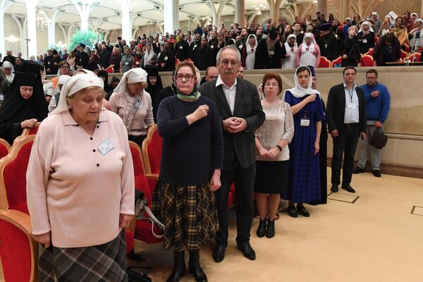 Верующие на VIII Общецерковном съезде по социальному служению во время заупокойной литии по погибшим в Керчи Верующие на VIII Общецерковном съезде по социальному служению во время заупокойной литии по погибшим в Керчи