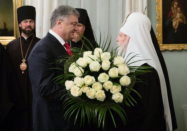 Президент Украины Петр Порошенко поздравляет патриарха Филарета (предстоятель неканонической церковной структуры Украины) с 23-летием интронизации Президент Украины Петр Порошенко поздравляет патриарха Филарета (предстоятель неканонической церковной структуры Украины) с 23-летием интронизации