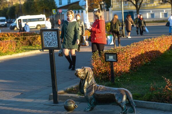 Скульптура Пожарный пес Бобка на Сусанинской площади в Костроме Скульптура Пожарный пес Бобка на Сусанинской площади в Костроме
