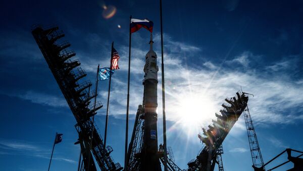 Установка ракеты-носителя Союз-ФГ с пилотируемым кораблем Союз МС-10 на стартовый стол первой Гагаринской стартовой площадки космодрома Байконур. Архивное фото Установка ракеты-носителя Союз-ФГ с пилотируемым кораблем Союз МС-10 на стартовый стол первой Гагаринской стартовой площадки космодрома Байконур. Архивное фото