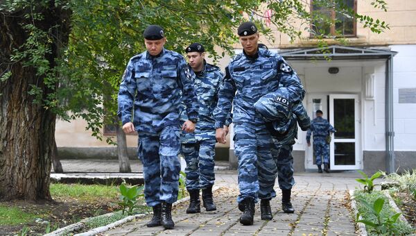 Сотрудники ОМОНа у второго корпуса Керченского политехнического колледжа. Архивное фото Сотрудники ОМОНа у второго корпуса Керченского политехнического колледжа. Архивное фото