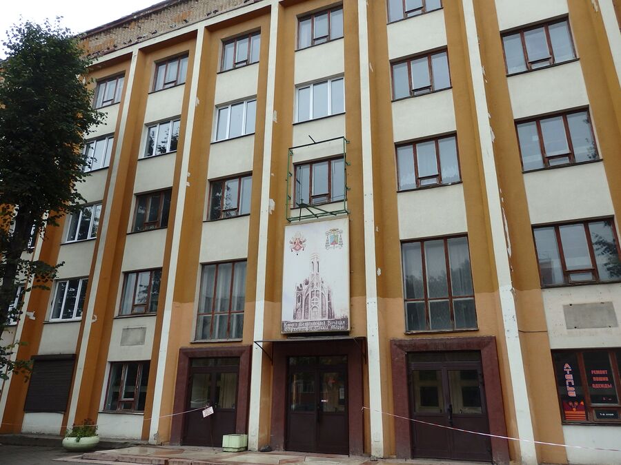 Вход в костел Вход в костел