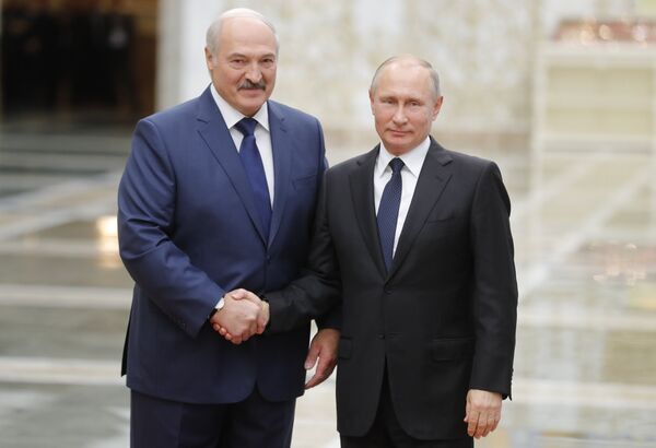 Президент РФ Владимир Путин и президент Белоруссии Александр Лукашенко на церемонии встречи глав делегаций государств-членов ОДКБ в Минске Президент РФ Владимир Путин и президент Белоруссии Александр Лукашенко на церемонии встречи глав делегаций государств-членов ОДКБ в Минске