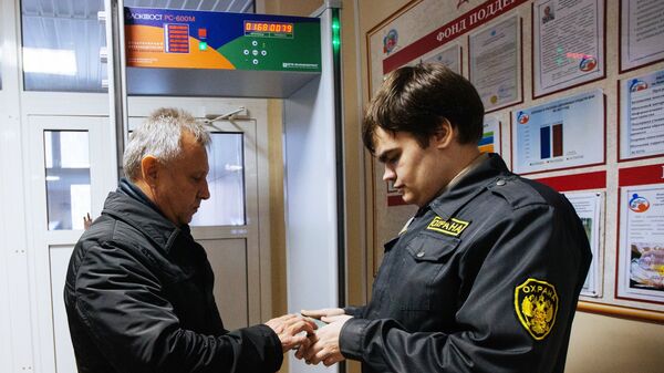 Охранник проверяет документы в Лицее №113 города Новосибирска Охранник проверяет документы в Лицее №113 города Новосибирска